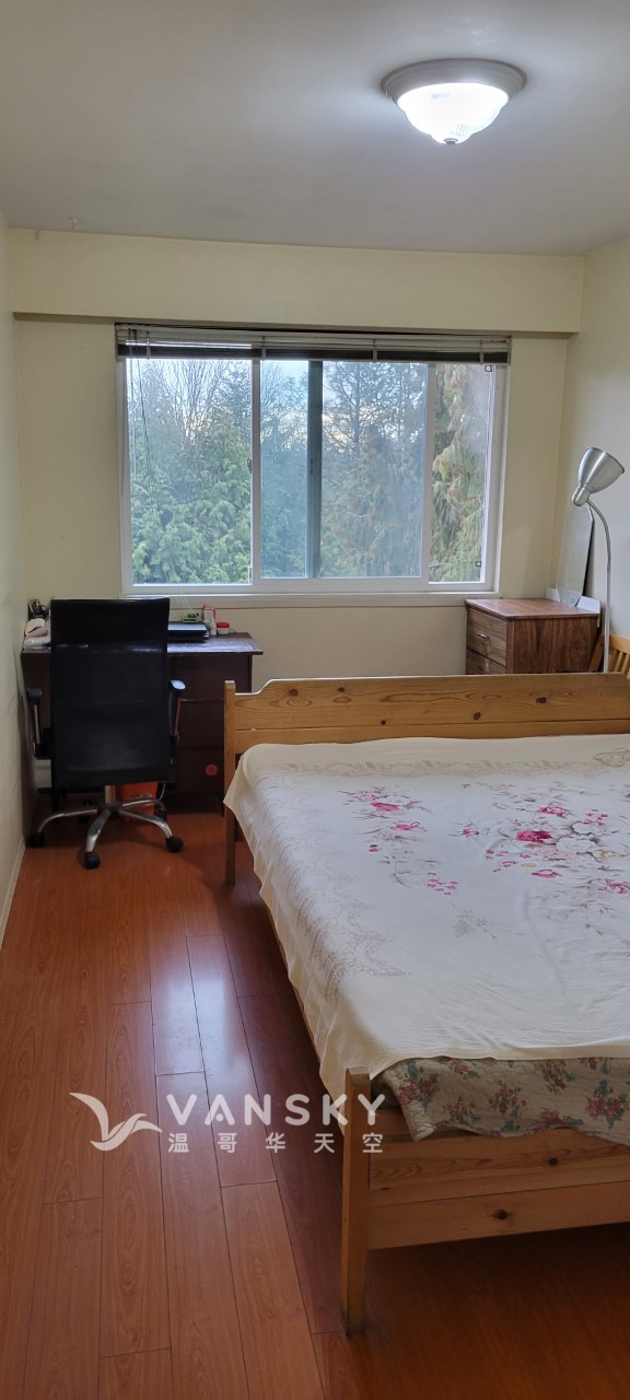 230205133832_111 middle room 2.jpg